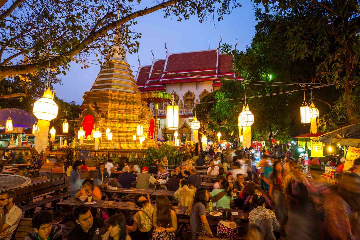 Dîners à des tables éclairées par des lanternes suspendues à Chiang Mai, en Thaïlande, élue l'une des meilleures villes du monde