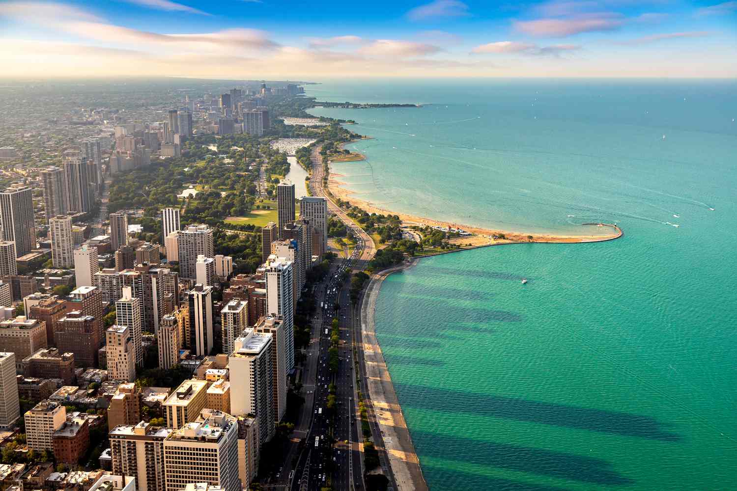 Paysage urbain aérien panoramique de Chicago et du lac Michigan au coucher du soleil, Illinois, États-Unis