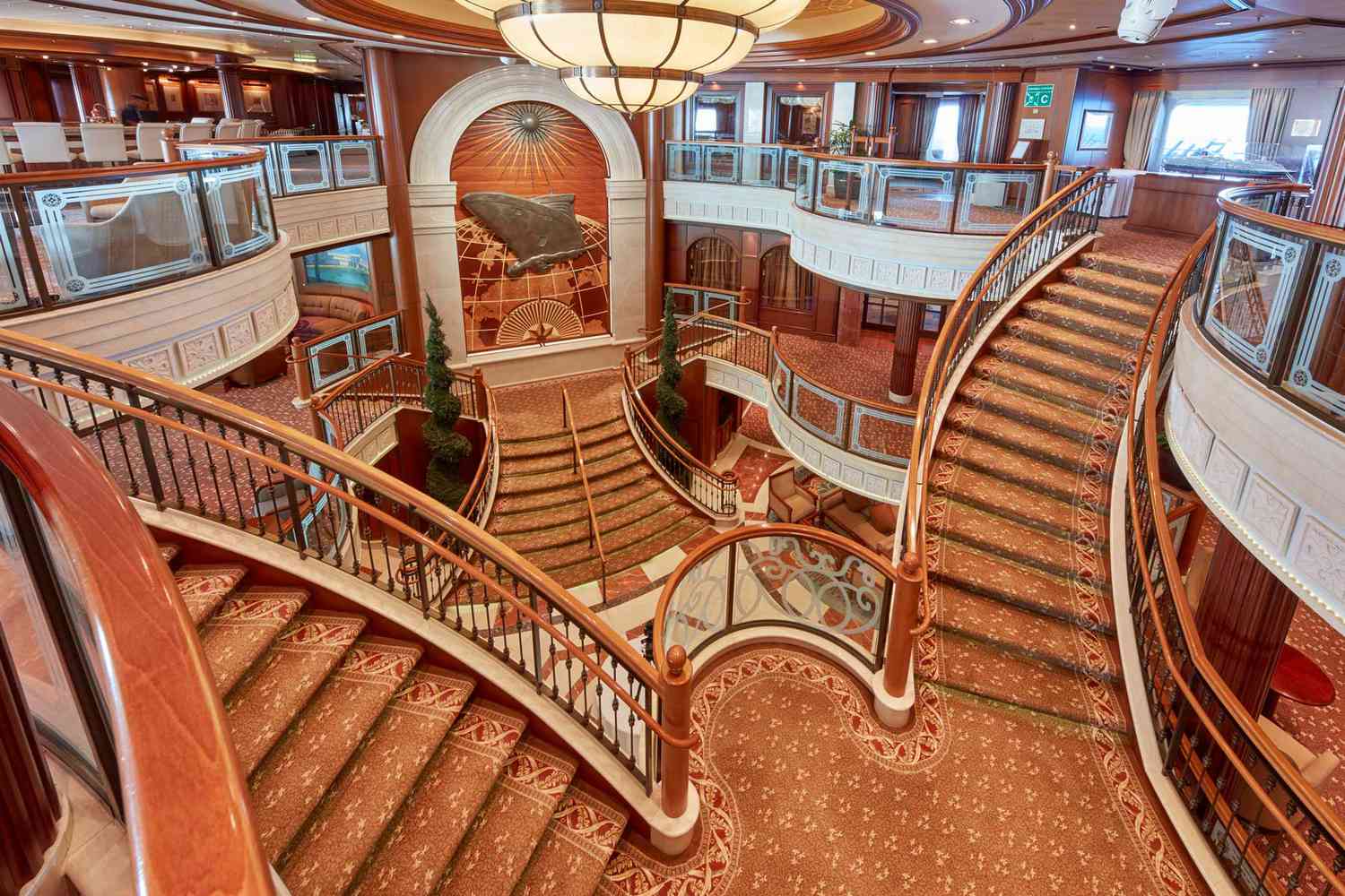 L'escalier du Grand Lobby à bord d'un bateau de croisière Cunard