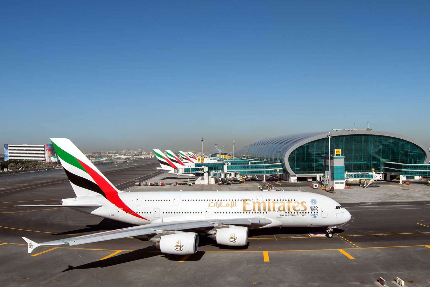 Une flotte d'avions Emirates sur le tarmac d'un aéroport