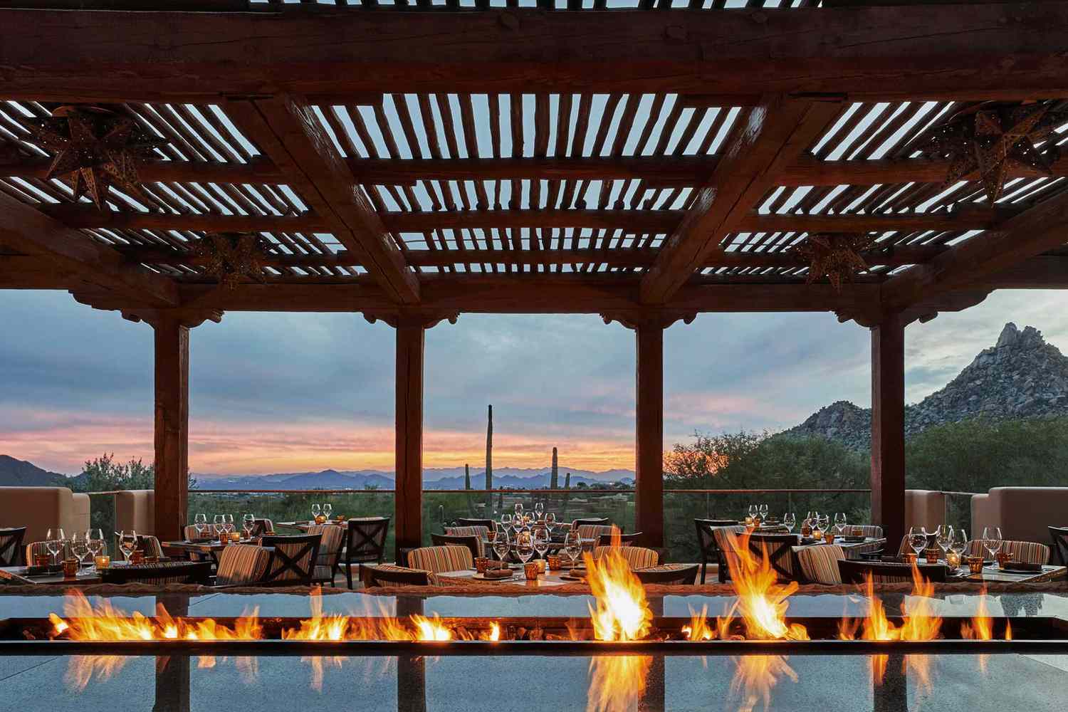 Four Seasons Resort Scottsdale à Troon North foyer avec coucher de soleil sur les montagnes du désert