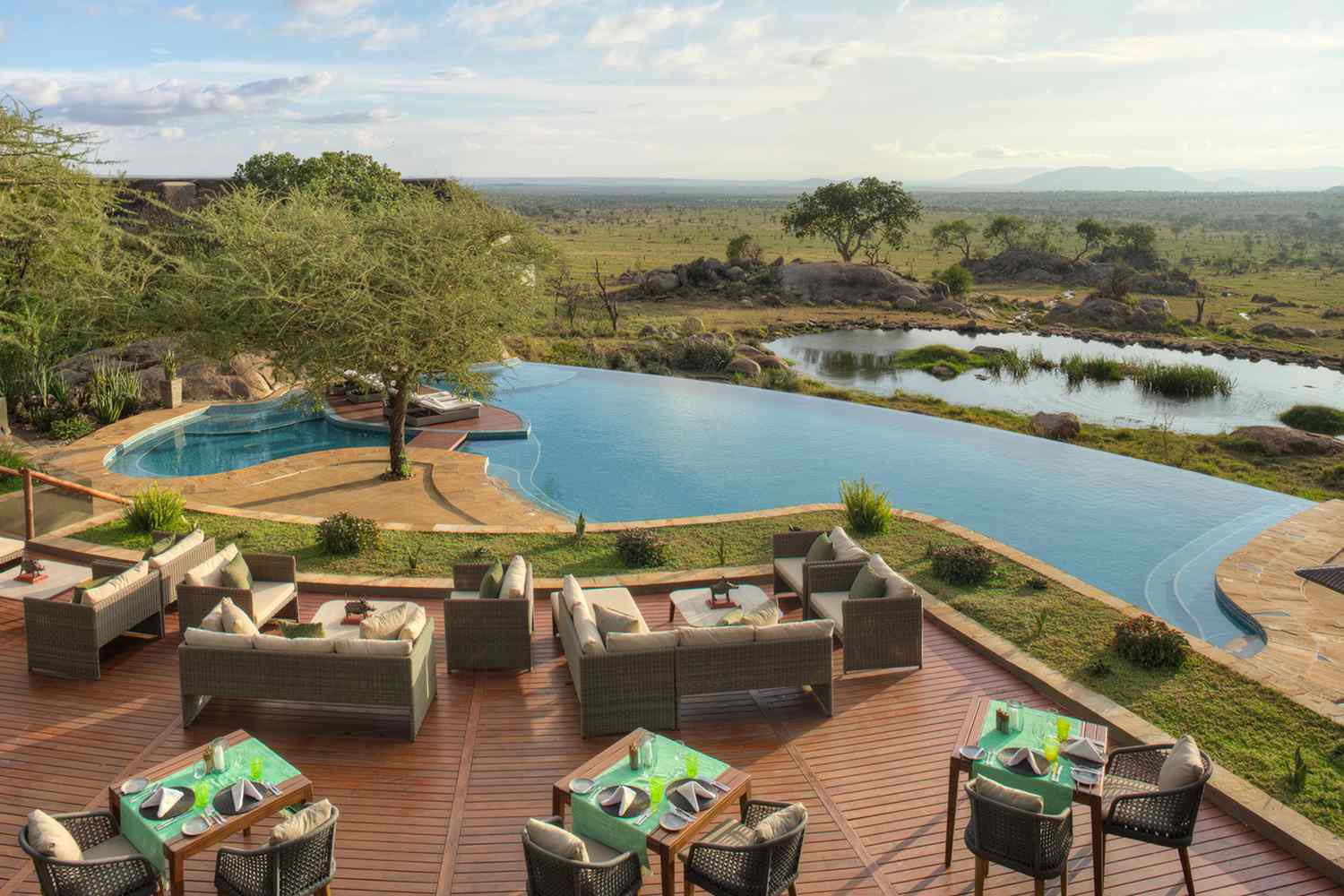Vue aérienne de la piscine et de la salle à manger extérieure du Four Seasons Safari Lodge Serengeti