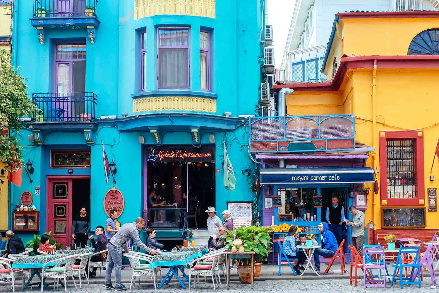 Cafés de rue dans le quartier de Sultanahmet à Istanbul, Turquie