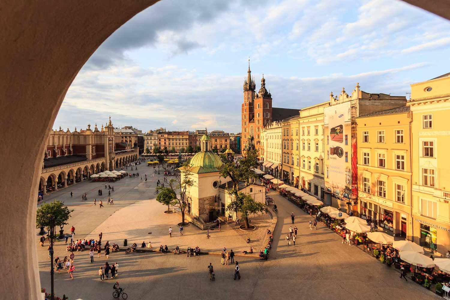 Vue à travers une arche d'une place publique à Cracovie, Pologne, élue l'une des meilleures villes du monde