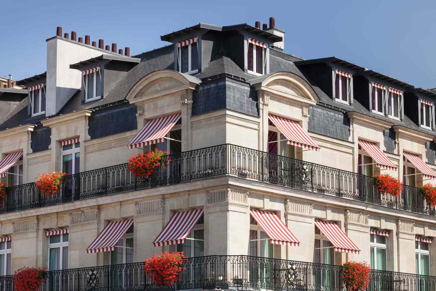 Extérieur de l'hôtel Le Bristol à Paris, avec ses auvents à rayures rouges et blanches