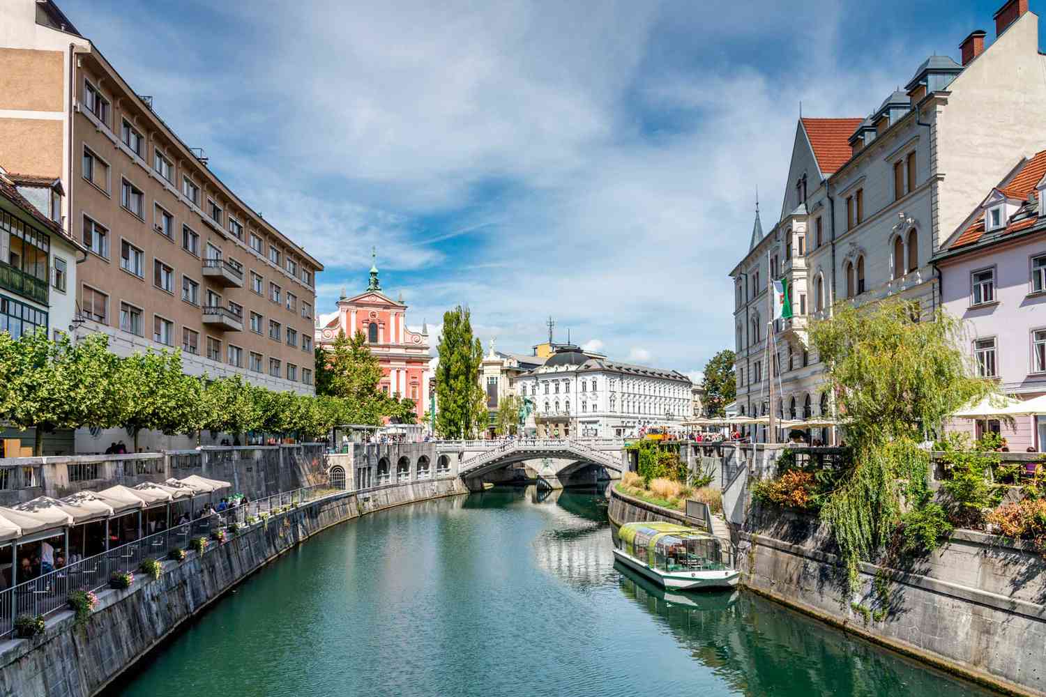 Vue sur la rivière et le pont à Ljubljana, en Slovénie, élue l'une des meilleures villes du monde