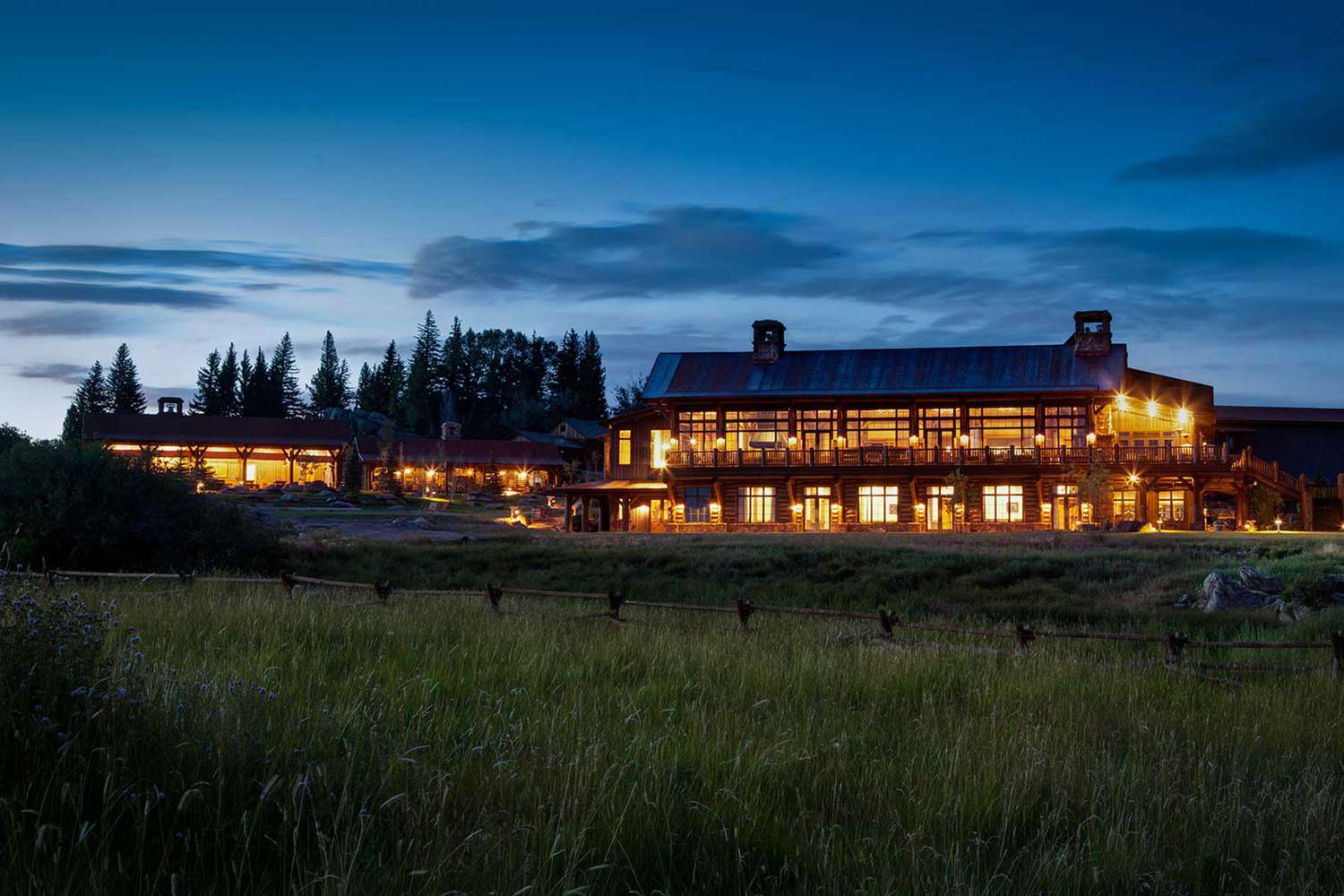 Trailhead Lodge à Brush Creek Ranch, dans le Wyoming, la nuit