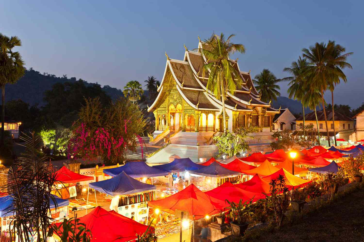 Tentes bleues et rouges du marché nocturne Hmong à Luang Prabang, Laos, élues l'une des meilleures villes du monde