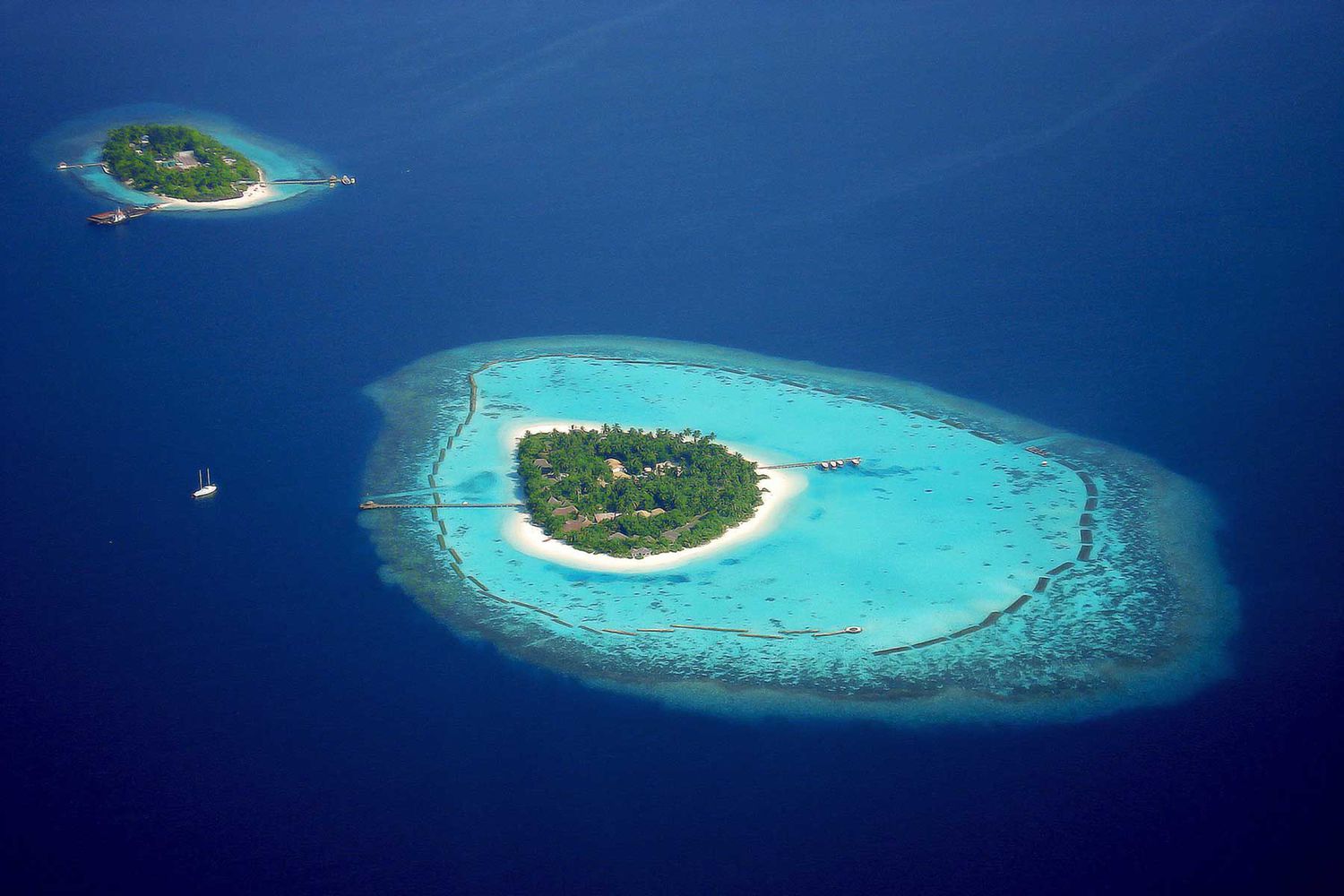 Vue aérienne de deux îles des Maldives