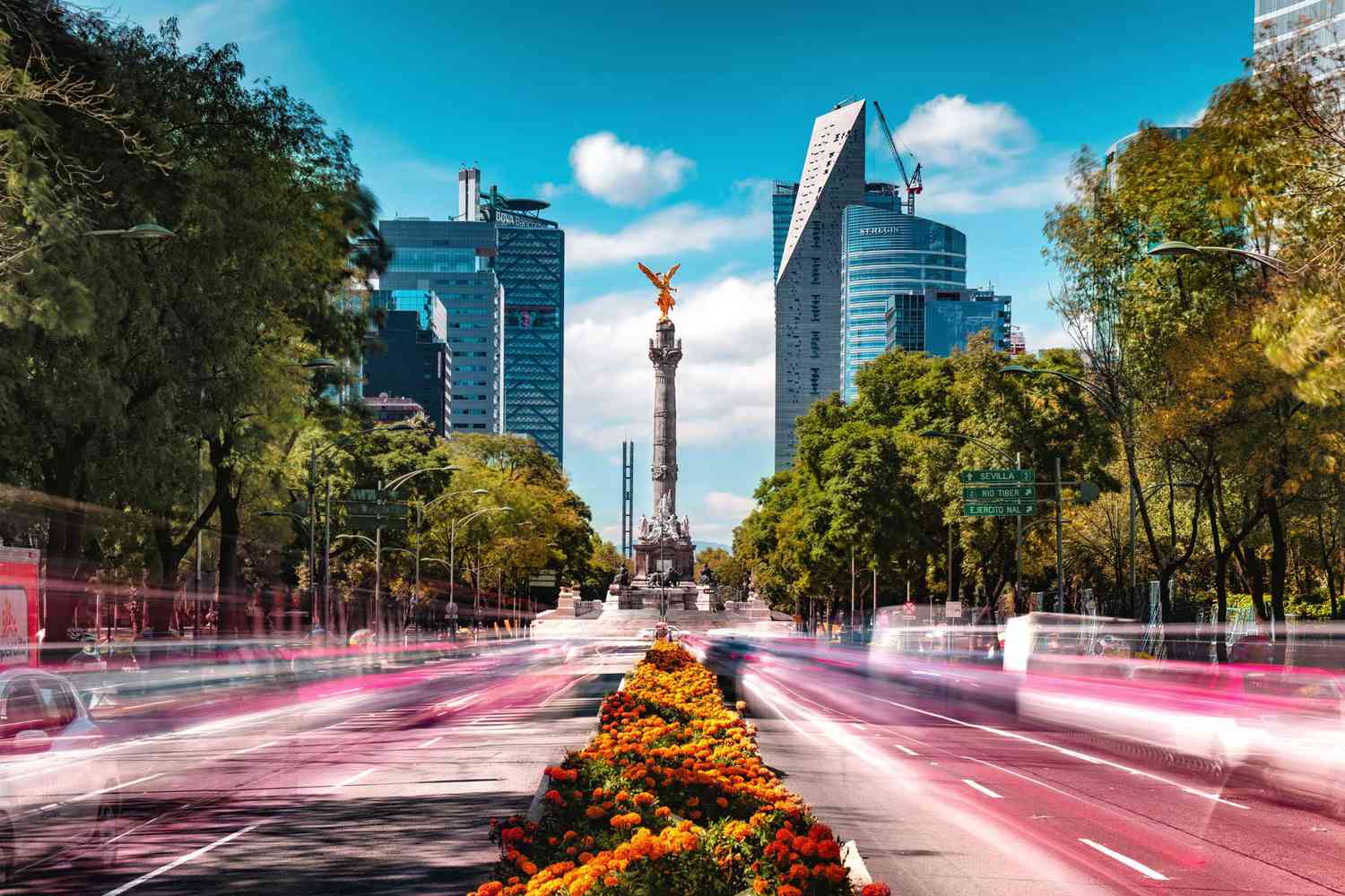 Voitures en mouvement le long du Paseo de la Reforma à Mexico, au Mexique, élue l'une des meilleures villes du monde
