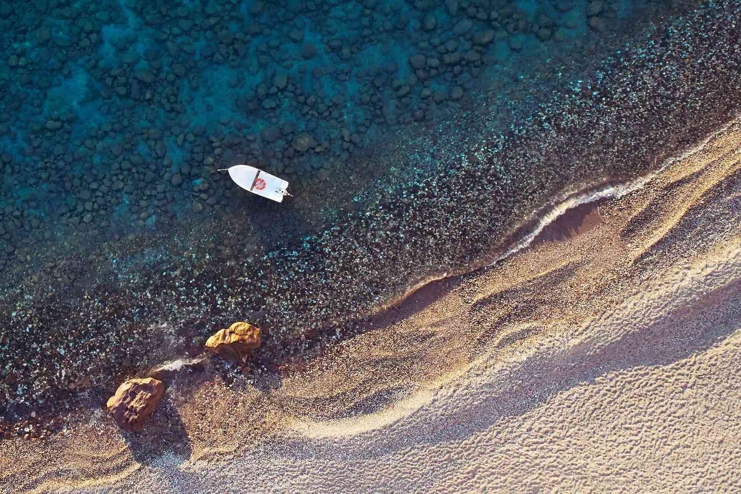 Vue aérienne d'un petit bateau au large de Milos, Grèce