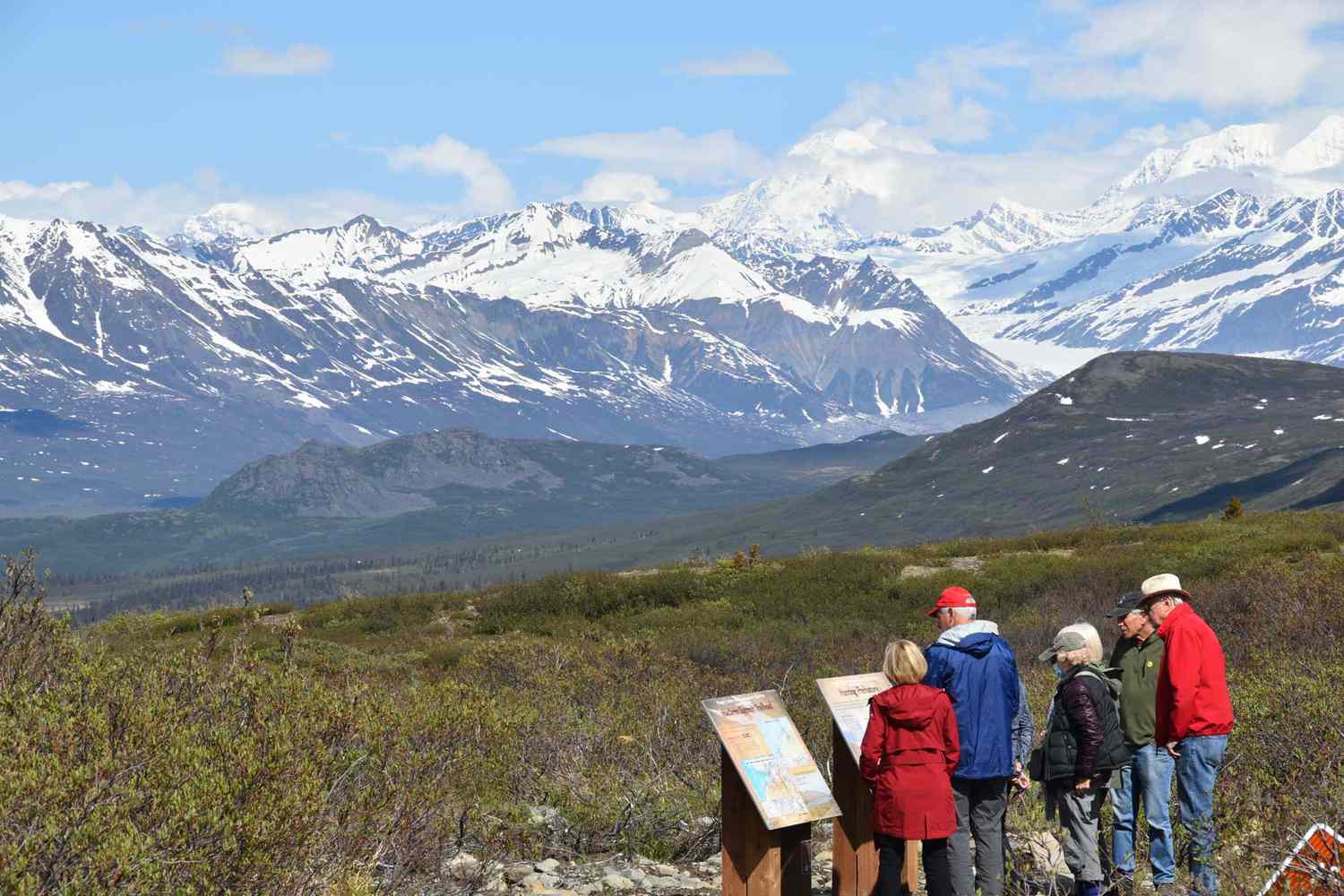 Un groupe de touristes en Alaska lors d'un voyage avec Odysseys Unlimited, élu l'un des meilleurs voyagistes au monde