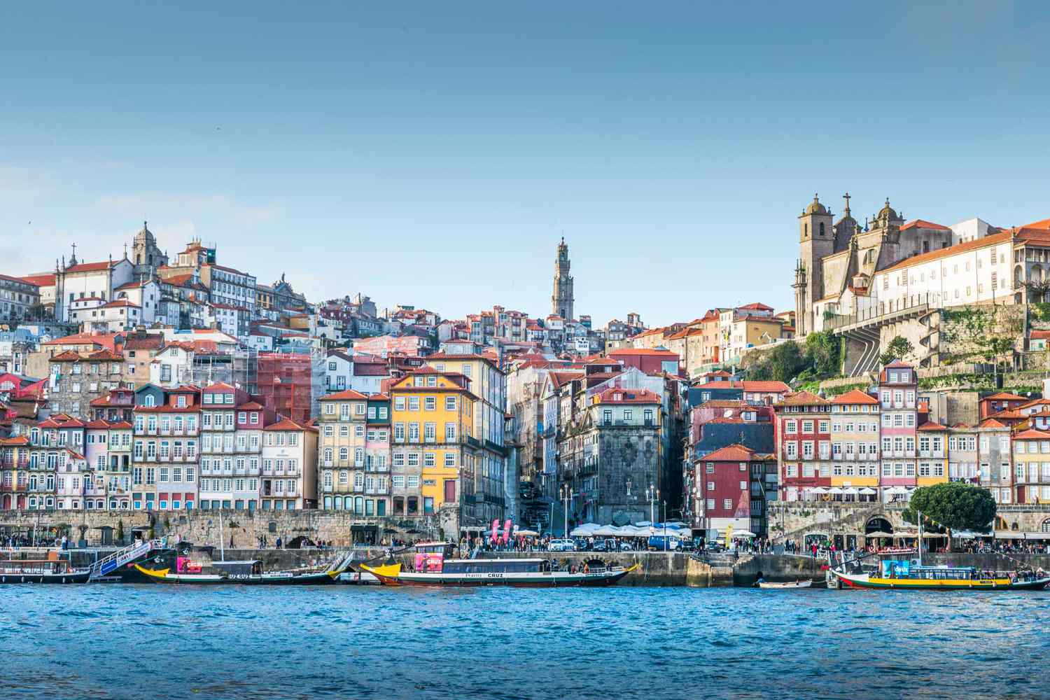 Vue sur le fleuve Douro jusqu'aux bâtiments colorés de Porto, au Portugal, élue l'une des meilleures villes du monde
