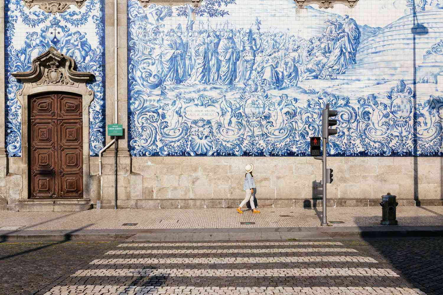 Femme marchant devant l'église Carmo à Porto, Portugal
