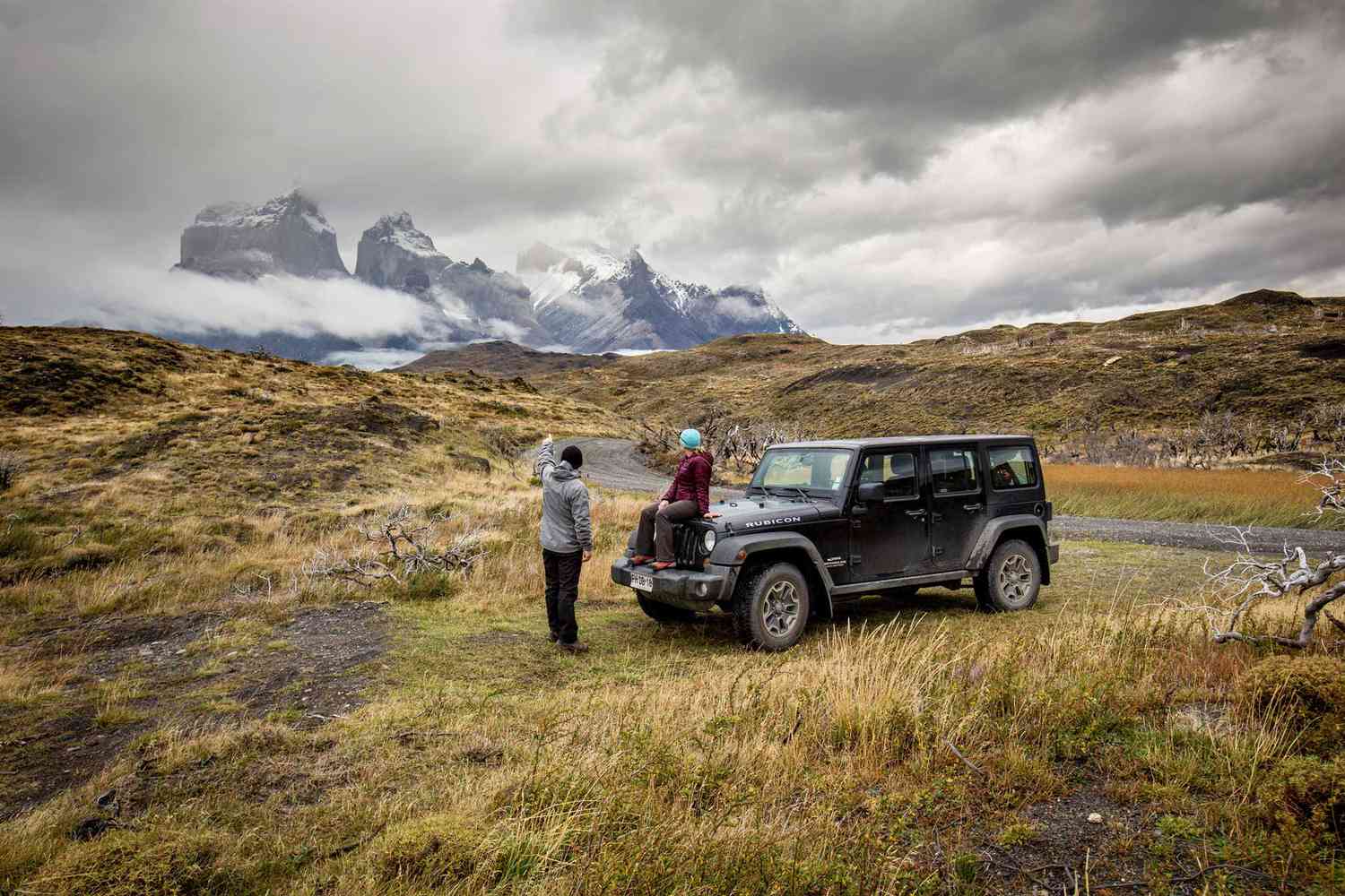 Un couple à Torres del Paine, en Patagonie, avec une jeep de Quasar Expeditions, élu l'un des meilleurs voyagistes au monde