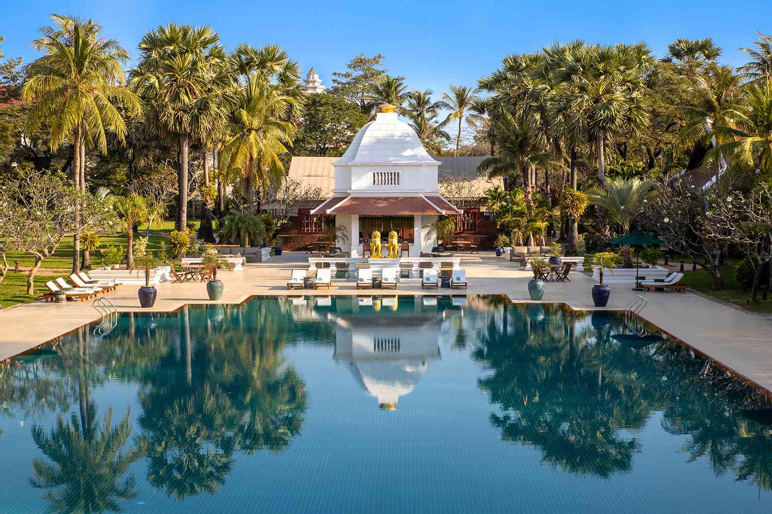 La piscine du Raffles Grand Hotel d'Angkor