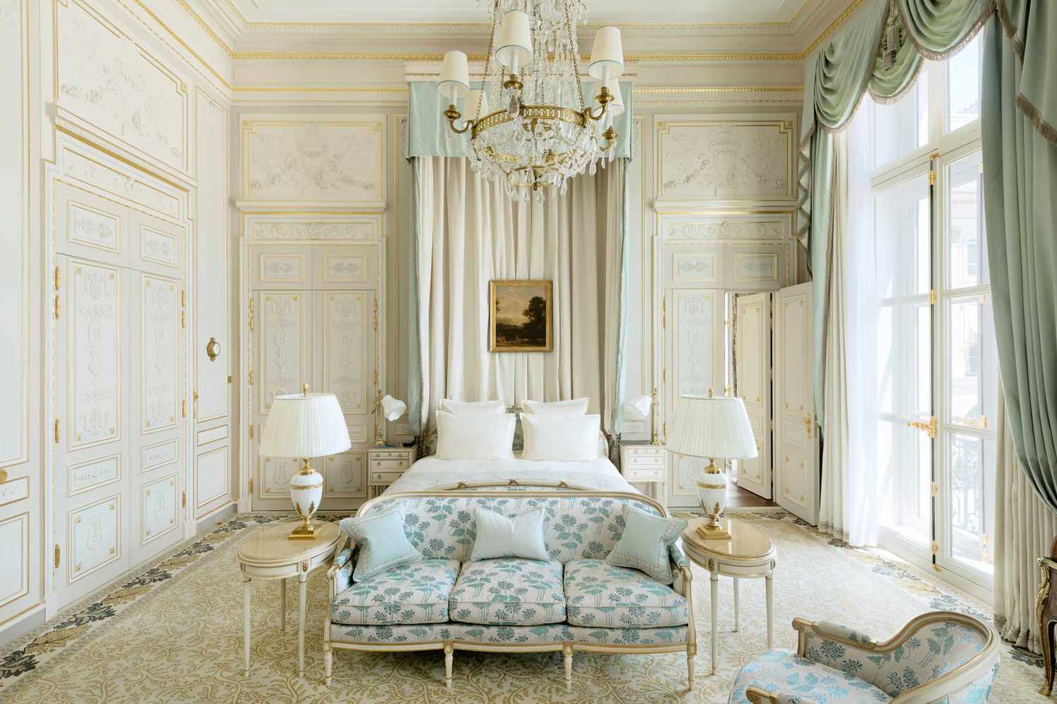 Une suite bleue et blanche à l'hôtel Ritz Paris