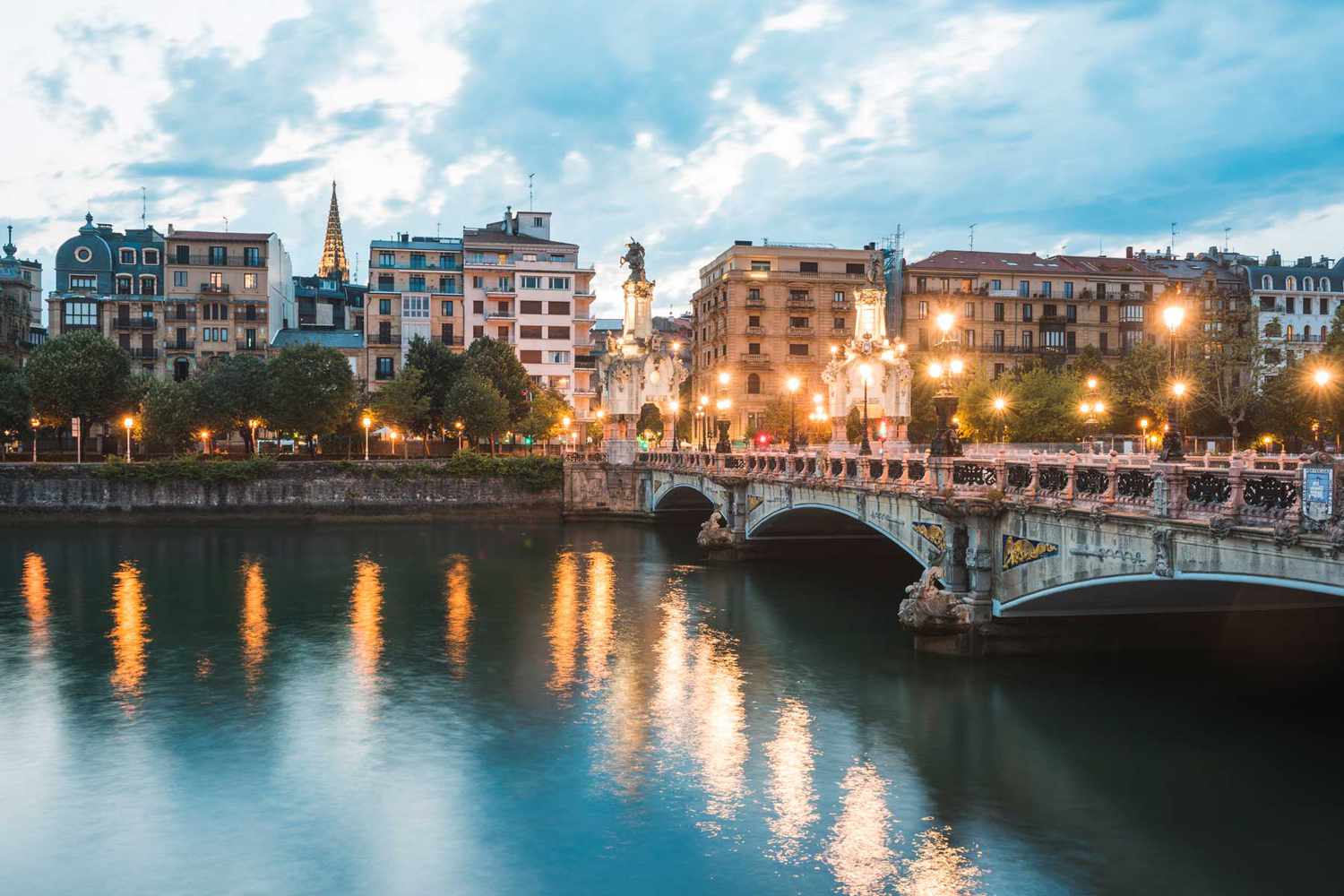 Un pont illuminé à Saint-Sébastien, en Espagne, élu l'une des meilleures villes du monde