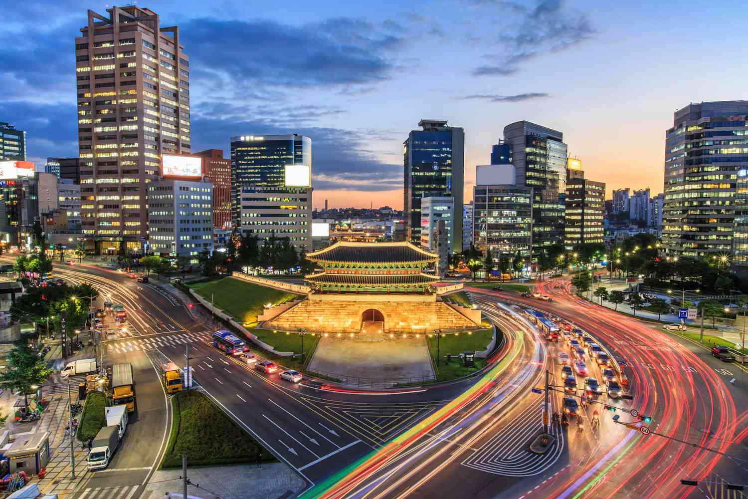 Ancienne porte de la forteresse et ville moderne de Séoul, en Corée, élue l'une des meilleures villes du monde