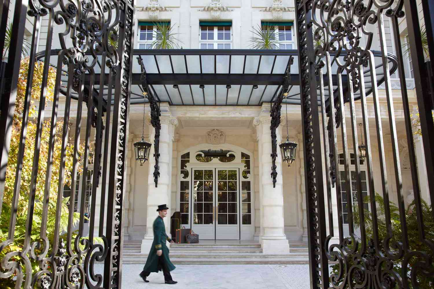 Un membre du personnel passe devant l'entrée de l'hôtel Shangri-La à Paris