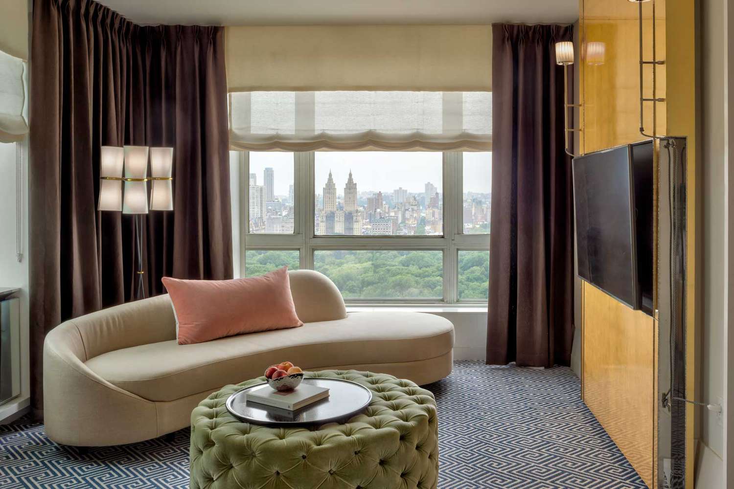 Chambre intérieure avec vue sur Central Park depuis The Carlyle, A Rosewood Hotel