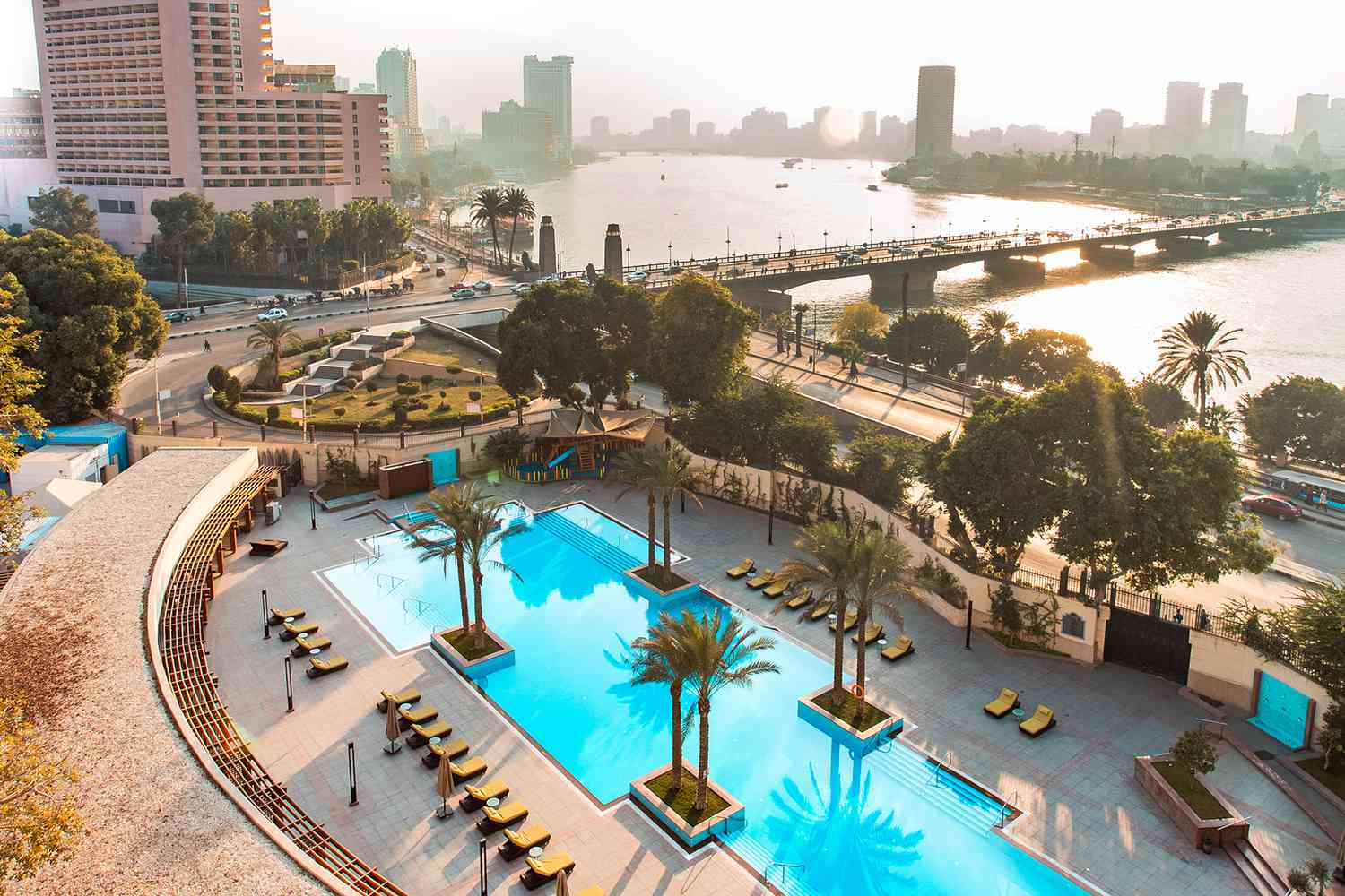 Vue aérienne du Nil le long de la piscine du Nile Ritz-Carlton, Le Caire