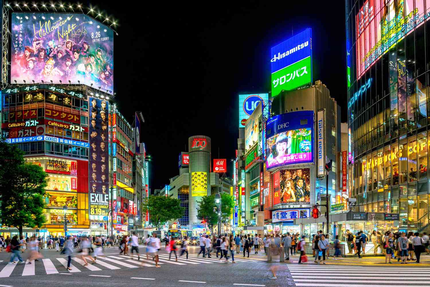 Un passage à niveau bondé de Shibya la nuit, à Tokyo, au Japon, élu l'une des meilleures villes du monde