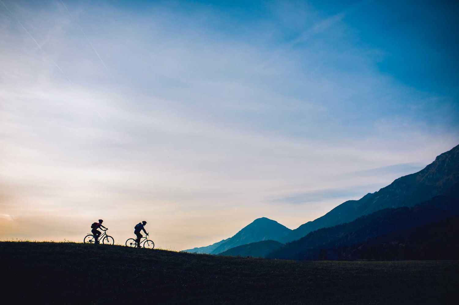 Deux cyclistes en Slovénie pour représenter un tour à vélo avec Trek Travel, élu l'un des meilleurs voyagistes au monde