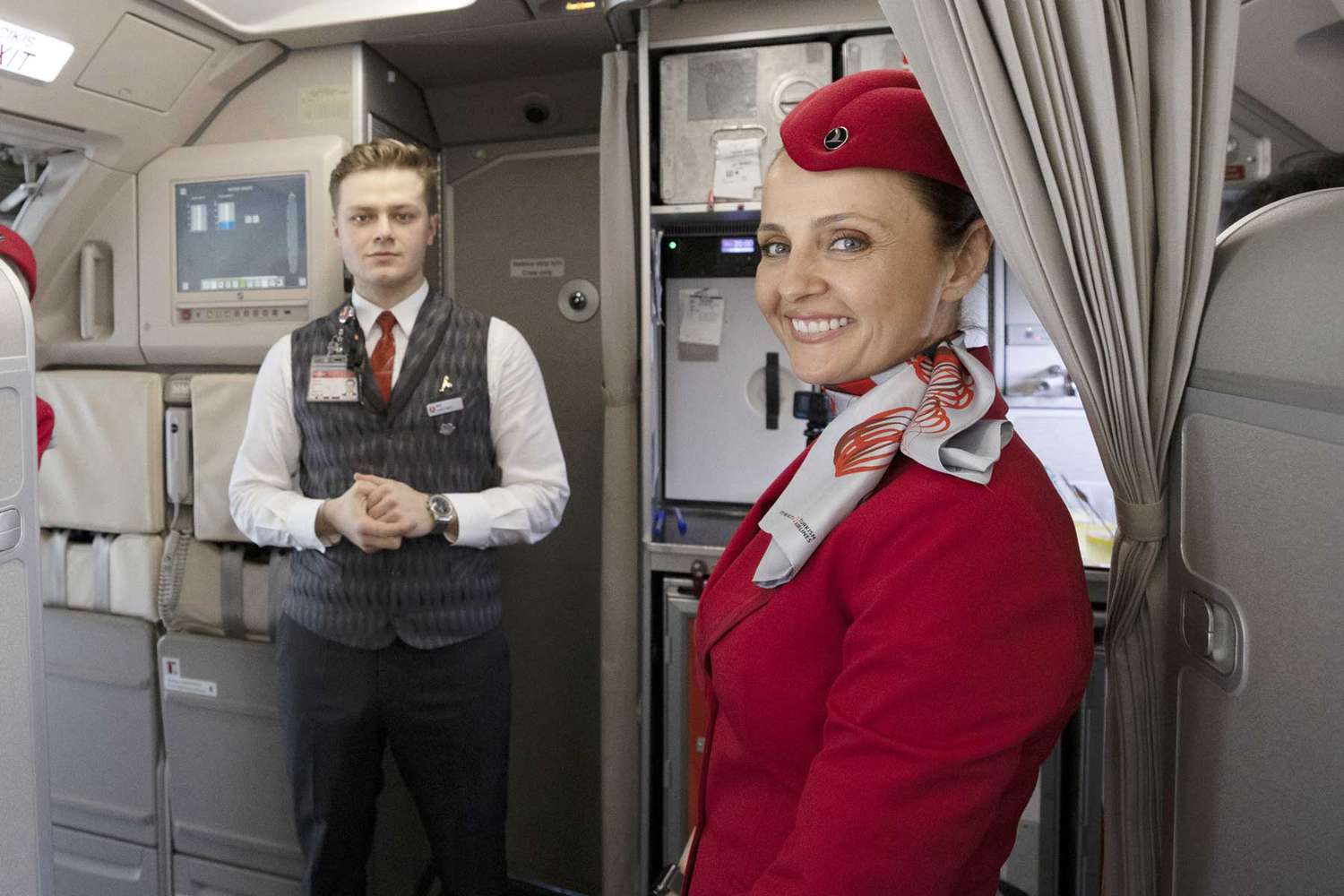 Les membres de l'équipage de cabine de Turkish Airlines effectuent les dernières vérifications avant le vol lors de la Journée mondiale des agents de bord à Ankara, en Turquie, le 26 mai 2022.