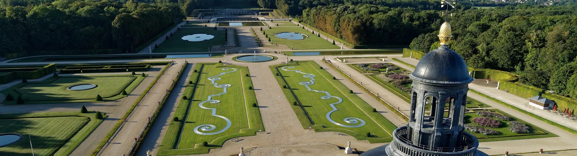 Le château de Vaux-le-Vicomte vu depuis ses jardins à la française dessinés par André Le Nôtre