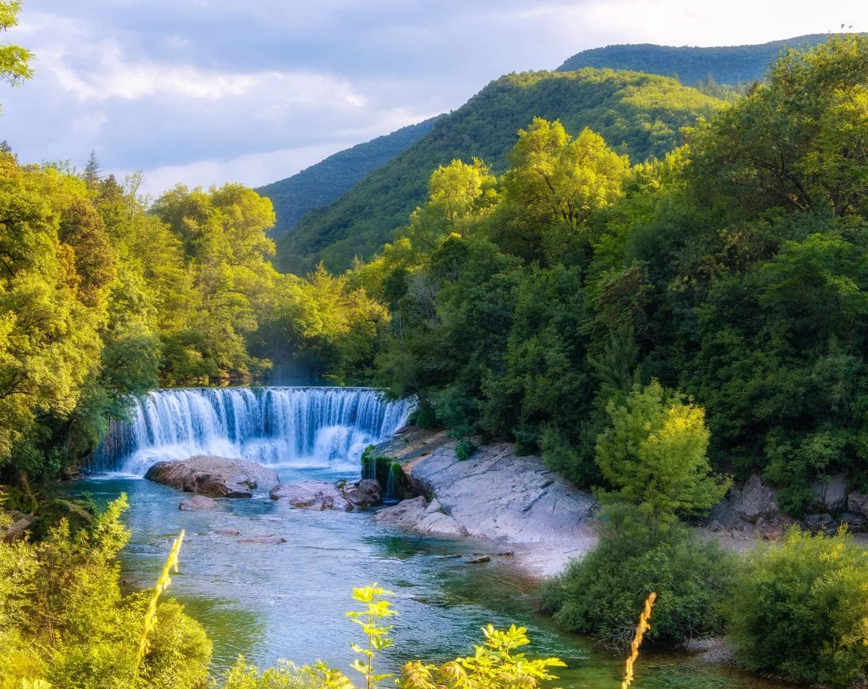 Cascade de la Vis et son eau turquoise dans les gorges de la Vis à Saint-Laurent-le-Minier
